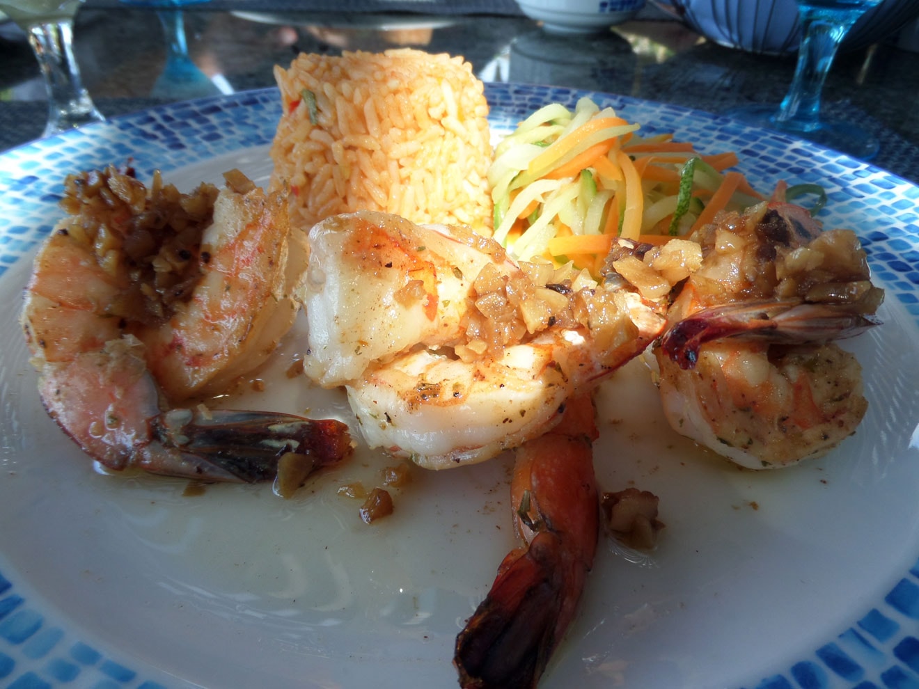 Garlic shrimp with Mexican rice and fresh vegetables — a signature seafood dish at Isla Contoy restaurant.